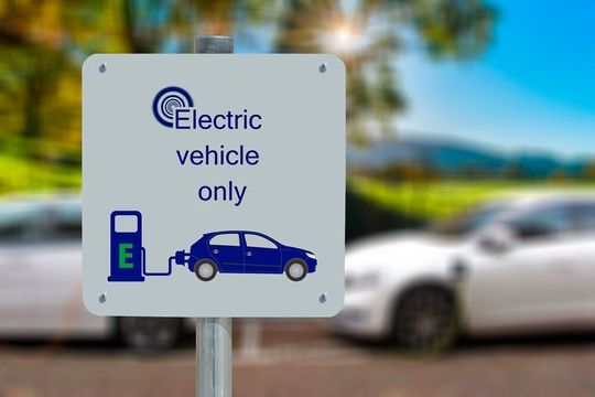 Total, PSA und Opel planen den Bau einer Pilotanlage zur Herstellung von Batterien für Elektrofahrzeuge. Total, PSA und Opel planen den Bau einer Pilotanlage zur Herstellung von Batterien für Elektrofahrzeuge.