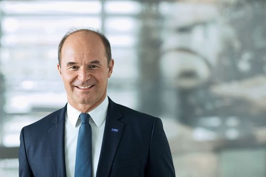 Martin Brudermüller, Vorstandsvorsitzender von BASF, legt in einem Gastbeitrag für das World Economic Forum einen Fahrplan für eine CO2-ärmere Chemieindustrie vor. Martin Brudermüller, Vorstandsvorsitzender von BASF, legt in einem Gastbeitrag für das World Economic Forum einen Fahrplan für eine CO2-ärmere Chemieindustrie vor.