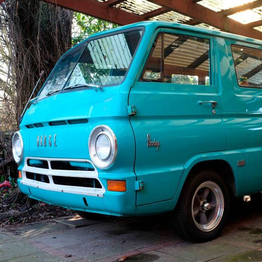 Bremen Classic Motorshow: Das Pendant zum VW-Bus, ein Dodge Van A 100 von 1966, darf bei den „V8-Surfcars“ in Halle 6 nicht fehlen. Bremen Classic Motorshow: Das Pendant zum VW-Bus, ein Dodge Van A 100 von 1966, darf bei den „V8-Surfcars“ in Halle 6 nicht fehlen.