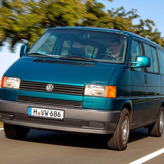 Mit der Einführung des T4 wurde der Bulli komfortabler und fahrdynamischer. Er war der erste Bulli mit Frontantrieb. Mit der Einführung des T4 wurde der Bulli komfortabler und fahrdynamischer. Er war der erste Bulli mit Frontantrieb.