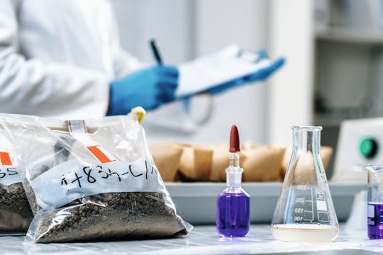 Abb. 1: Ob Schadstoffkonzentrationen oder Nährstoffgehalte – die Untersuchung von Bodenproben und Abfällen ist ein wichtiges Feld innerhalb der Umweltanalytik. Abb. 1: Ob Schadstoffkonzentrationen oder Nährstoffgehalte – die Untersuchung von Bodenproben und Abfällen ist ein wichtiges Feld innerhalb der Umweltanalytik.