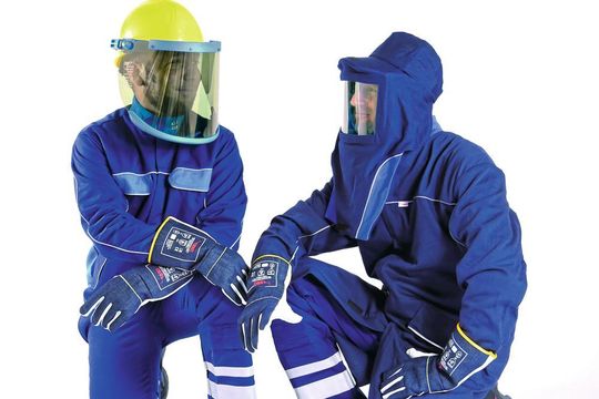 Schutzhelm mit Haube und Handschuhe: Die geeignete Schutzausrüstung für Arbeiten kann nur über eine Gefährdungsbeurteilung ermittelt werden. Schutzhelm mit Haube und Handschuhe: Die geeignete Schutzausrüstung für Arbeiten kann nur über eine Gefährdungsbeurteilung ermittelt werden.