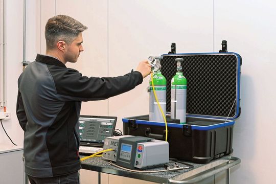 Werkstattausrüster haben sich bei der Kalibrierung von AU-Testern ein Monopol geschaffen und nutzen dies redlich aus. Sehr zum Leidwesen vieler Werkstätten. Werkstattausrüster haben sich bei der Kalibrierung von AU-Testern ein Monopol geschaffen und nutzen dies redlich aus. Sehr zum Leidwesen vieler Werkstätten.
