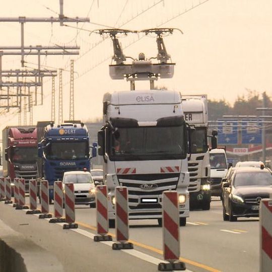 Auf der A5 zwischen Langen/Mörfelden und Weiterstadt/Darmstadt wird der elektrische Lkw-Verkehr bereits seit Mai 2019 erprobt. Auf der A5 zwischen Langen/Mörfelden und Weiterstadt/Darmstadt wird der elektrische Lkw-Verkehr bereits seit Mai 2019 erprobt.