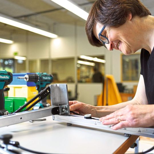 Mitarbeiterin der Stiftung Brändi bei der Montage. Mitarbeiterin der Stiftung Brändi bei der Montage.