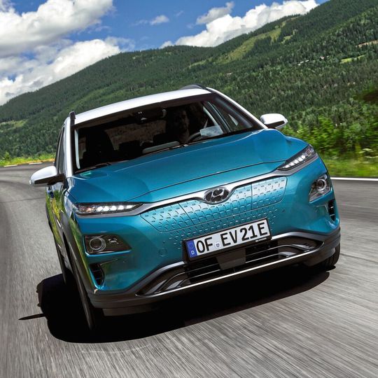 Der Hyundai Kona Elektro kostet nach Abzug der aufgestockten Umweltprämie mindestens 26.400 Euro. Der Hyundai Kona Elektro kostet nach Abzug der aufgestockten Umweltprämie mindestens 26.400 Euro.