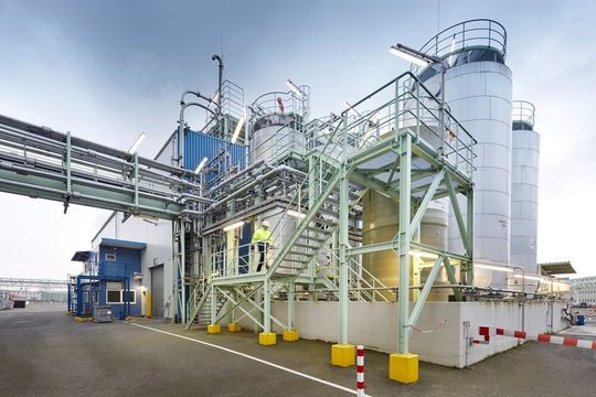 Das Clariant Werk Knapsack (Hürth) betreibt die Produktion seiner halogenfreien Exolit Flammschutzmittel ausschließlich mit erneuerbarem Strom. Das Clariant Werk Knapsack (Hürth) betreibt die Produktion seiner halogenfreien Exolit Flammschutzmittel ausschließlich mit erneuerbarem Strom.