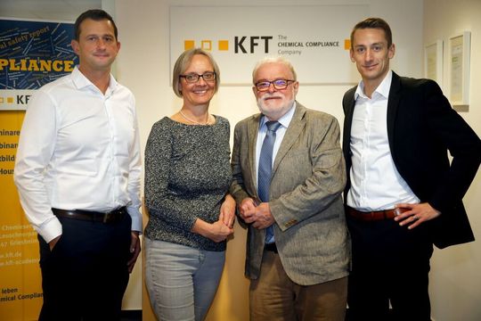 Marcus Rosenberger (links) und Stefan Palla (rechts) übernehmen als neue Geschäftsführer von KFT Chemieservice die Verantwortung für das Unternehmen von Firmengründer Karl-Franz Torges und seiner Frau Angelika. Marcus Rosenberger (links) und Stefan Palla (rechts) übernehmen als neue Geschäftsführer von KFT Chemieservice die Verantwortung für das Unternehmen von Firmengründer Karl-Franz Torges und seiner Frau Angelika.