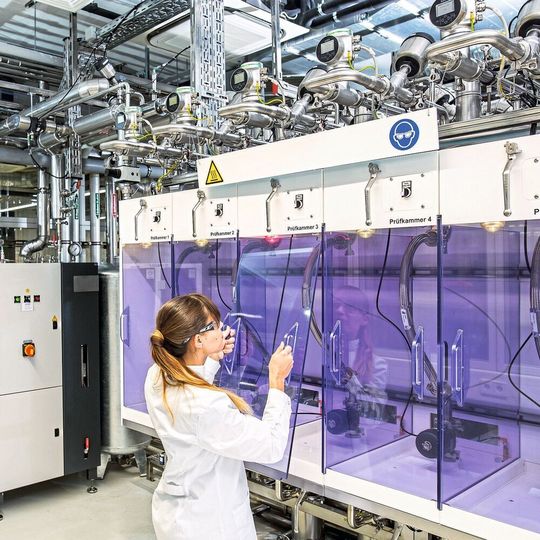 Einer der weltweit modernsten Mehrmedienprüfstände ermöglicht realitätsnahe Prozesssimulationen Einer der weltweit modernsten Mehrmedienprüfstände ermöglicht realitätsnahe Prozesssimulationen