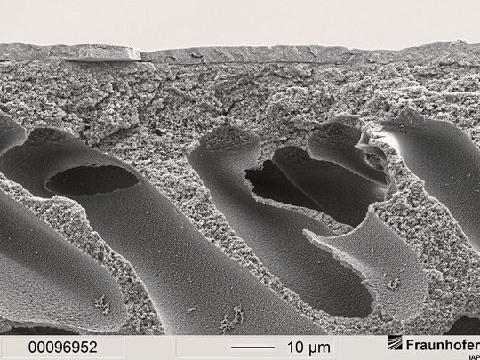 Membranmorphologie mit Schaumschicht: Die Schaumschicht hat eine stützende Funktion, hindert aber den konvektiven Transport zur Grenzschicht. Solche Strukturen sind druckstabil. Membranmorphologie mit Schaumschicht: Die Schaumschicht hat eine stützende Funktion, hindert aber den konvektiven Transport zur Grenzschicht. Solche Strukturen sind druckstabil.