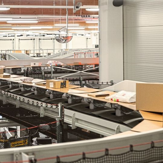 Beumer bietet mit seinen Sortier- und Verteilanlagen eine präzise, kontrollierte Sortierung bei maximaler Flexibilität. Beumer bietet mit seinen Sortier- und Verteilanlagen eine präzise, kontrollierte Sortierung bei maximaler Flexibilität.
