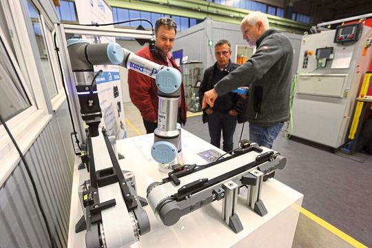 Im Industriealltag bieten Cobots Vorteile in Handling- und Montage-Anwendungen. Im Industriealltag bieten Cobots Vorteile in Handling- und Montage-Anwendungen.