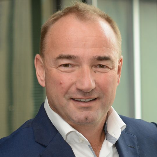 Philipp Schiemer, bisher Leiter Mercedes-Benz do Brasil Ltda., wird zum 1. Juni Vertriebs- und Marketingleiter von Daimler Buses. Philipp Schiemer, bisher Leiter Mercedes-Benz do Brasil Ltda., wird zum 1. Juni Vertriebs- und Marketingleiter von Daimler Buses.