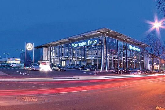 Von außen ist Kunzmann ein Autohaus aus Glas und Beton, innen aber ist es ein digitales Autohaus. Von außen ist Kunzmann ein Autohaus aus Glas und Beton, innen aber ist es ein digitales Autohaus.