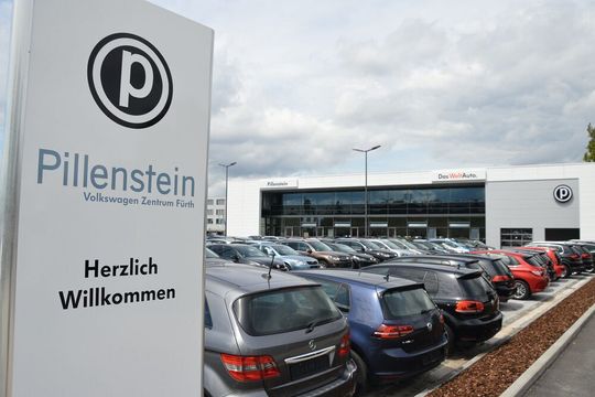 Am Hauptstandort in Fürth betreibt das Autohaus Pillenstein unter anderem ein Gebrauchtwagenzentrum. Am Hauptstandort in Fürth betreibt das Autohaus Pillenstein unter anderem ein Gebrauchtwagenzentrum.