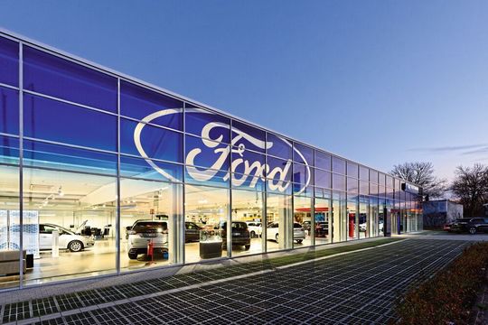 Der Hauptstandort von R&S Mobile in Köln-Fühlingen ist seit 2017 ein Ford-Store. Mit einem neuen Nutzfahrzeugzentrum gibt der Händler jetzt bei Gewerbekunden Gas. Und mit den anstehenden Elektromodellen steht bereits die nächste Herausforderung an. Der Hauptstandort von R&S Mobile in Köln-Fühlingen ist seit 2017 ein Ford-Store. Mit einem neuen Nutzfahrzeugzentrum gibt der Händler jetzt bei Gewerbekunden Gas. Und mit den anstehenden Elektromodellen steht bereits die nächste Herausforderung an.
