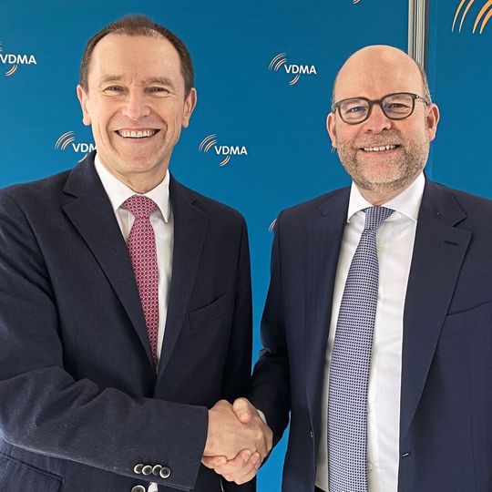 Dr. Klaus-Dieter Rosenbach (l.) hat am Dienstag sein Amt als Vorstandsvorsitzender des VDMA-Fachverbands Fördertechnik und Intralogistik an Gordon Riske übergeben. Dr. Klaus-Dieter Rosenbach (l.) hat am Dienstag sein Amt als Vorstandsvorsitzender des VDMA-Fachverbands Fördertechnik und Intralogistik an Gordon Riske übergeben.