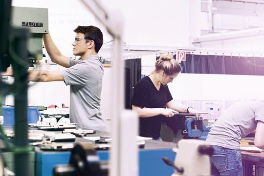 Die Ausbildung im gewerblich-technischen Bereich bei Lenze wurde mit der Höchstwertung ausgezeichnet. Die Ausbildung im gewerblich-technischen Bereich bei Lenze wurde mit der Höchstwertung ausgezeichnet.