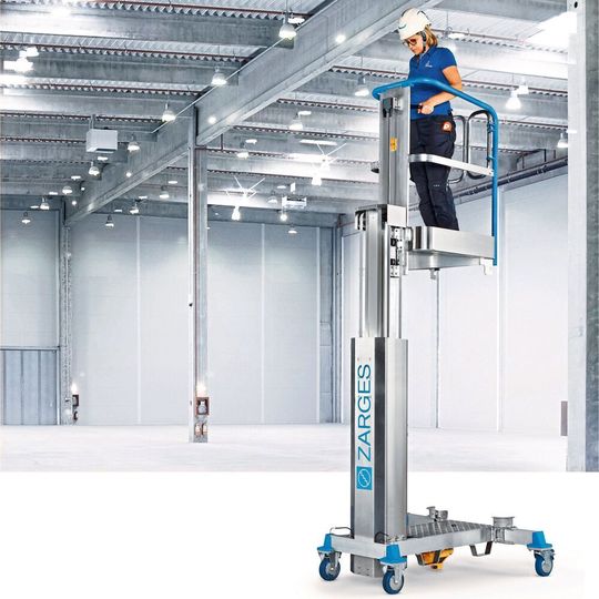„LiftMaster U“ ist dank Leichtlaufrollen und einfach zu bedienenden Fixierbremsen auch durch enge Passagen bewegen. „LiftMaster U“ ist dank Leichtlaufrollen und einfach zu bedienenden Fixierbremsen auch durch enge Passagen bewegen.