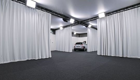 Der echte Hyundai Online-Showroom steht in Elsenfeld in der Nähe von Aschaffenburg und bietet Platz für vier Modelle.
