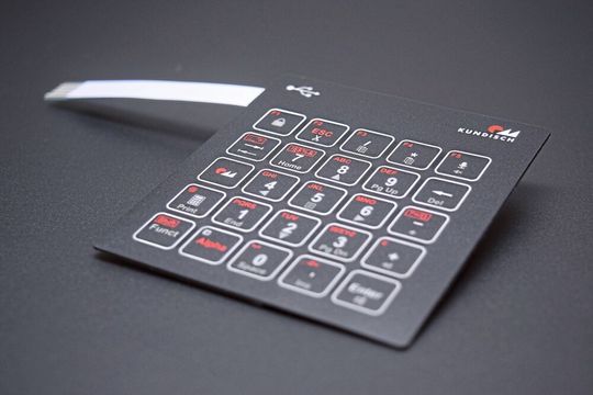 Dank Kupfer lassen sich kleine Elektronikbauteile direkt in die Folientastatur integrieren. Das Flachbandkabel wird dadurch schmaler und ist direkt mit USB kompatibel Dank Kupfer lassen sich kleine Elektronikbauteile direkt in die Folientastatur integrieren. Das Flachbandkabel wird dadurch schmaler und ist direkt mit USB kompatibel