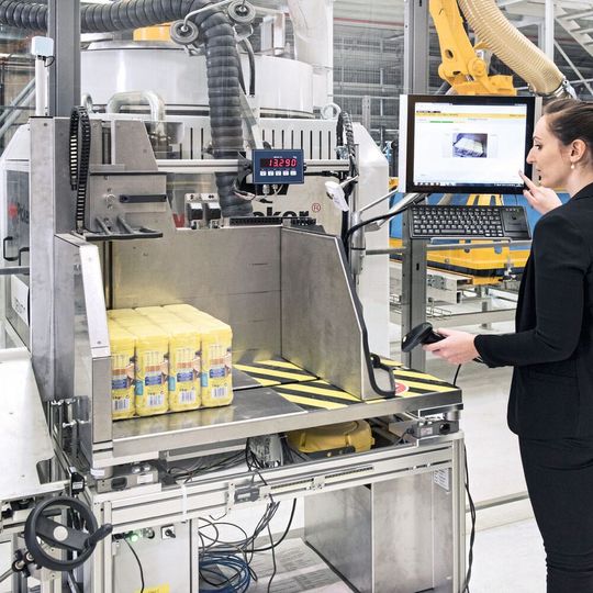 Die Möglichkeiten von KI in der Intralogistik veranschaulicht das System Dematic Automated Mixed Case Palletizing (AMCAP). Die Möglichkeiten von KI in der Intralogistik veranschaulicht das System Dematic Automated Mixed Case Palletizing (AMCAP).