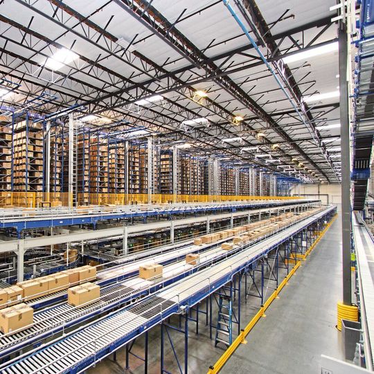 Das Multi-Material-Handling-Konzept von Daifuku ist auf die Anforderungen globalisierter Warenströme ausgelegt. Das Multi-Material-Handling-Konzept von Daifuku ist auf die Anforderungen globalisierter Warenströme ausgelegt.