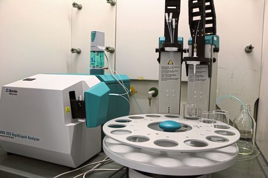 Automatisiertes NIR-Spektrometer Automatisiertes NIR-Spektrometer