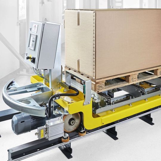 Mit Spitzengeschwindigkeiten von bis zu 150 m/min und hohen Beschleunigungswerten befördert die Elektrobodenbahn Nutzlasten von über 1200 kg nahezu geräuschlos. Mit Spitzengeschwindigkeiten von bis zu 150 m/min und hohen Beschleunigungswerten befördert die Elektrobodenbahn Nutzlasten von über 1200 kg nahezu geräuschlos.