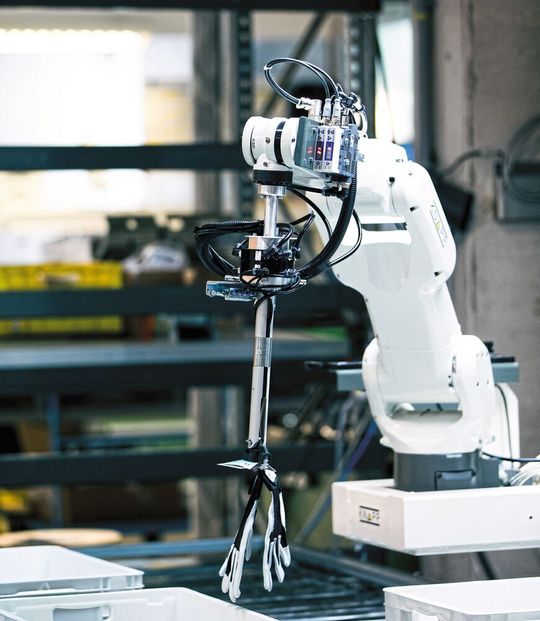 Knapp präsentiert die neueste Generation seines mit KI ausgestatteten Roboters. Knapp präsentiert die neueste Generation seines mit KI ausgestatteten Roboters.