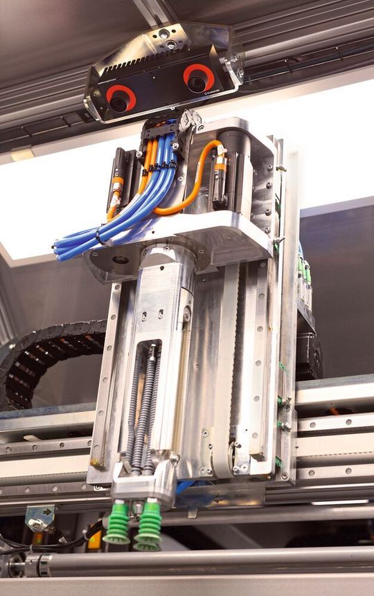 Die 3D-Stereosensoren unterstützen das System dabei, die Umgebung in Echtzeit und 3D zu erfassen und zu analysieren, sowie Greifvorgänge zu planen und auszuführen. Die 3D-Stereosensoren unterstützen das System dabei, die Umgebung in Echtzeit und 3D zu erfassen und zu analysieren, sowie Greifvorgänge zu planen und auszuführen.