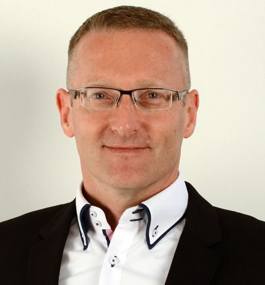 Jörg Traum, Geschäftsführer EMTRON und Vorstandsmitglied FORTEC Elektronik: „Die LED-Beleuchtung hat sich im Bereich der Gartenbauindustrie rasch zu einem führenden Trend entwickelt, den Mean Well maßgeblich mitgestaltet hat.“ Jörg Traum, Geschäftsführer EMTRON und Vorstandsmitglied FORTEC Elektronik: „Die LED-Beleuchtung hat sich im Bereich der Gartenbauindustrie rasch zu einem führenden Trend entwickelt, den Mean Well maßgeblich mitgestaltet hat.“