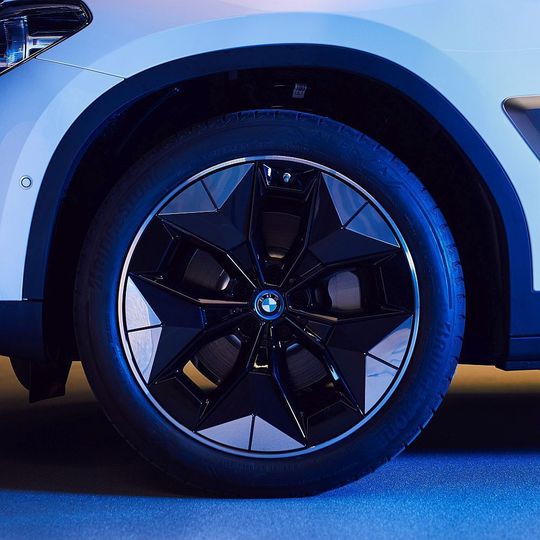 Radkappe 2020: BMW kombiniert ein Aluminiumgrundrad mit Kunststoffeinsätzen. Radkappe 2020: BMW kombiniert ein Aluminiumgrundrad mit Kunststoffeinsätzen.
