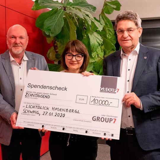Klaus Spielmann, Leiter Unternehmensentwicklung bei Group 7, Johanna Hofmeir, Gründerin und Leiterin des Lichtblick Hasenbergl, und Günther Jocher, Vorstand von Group 7 (v.l.) bei der Übergabe des 10.000-Euro-Schecks. Klaus Spielmann, Leiter Unternehmensentwicklung bei Group 7, Johanna Hofmeir, Gründerin und Leiterin des Lichtblick Hasenbergl, und Günther Jocher, Vorstand von Group 7 (v.l.) bei der Übergabe des 10.000-Euro-Schecks.