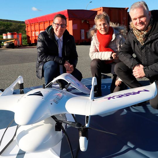Ließen die Drohne gemeinsam steigen (v.l.): Prof. Dr. Kai-Oliver Schocke (Frankfurt UAS), Sylke Klein (Merck) und Stefan Nowak (Wingcopter). Ließen die Drohne gemeinsam steigen (v.l.): Prof. Dr. Kai-Oliver Schocke (Frankfurt UAS), Sylke Klein (Merck) und Stefan Nowak (Wingcopter).