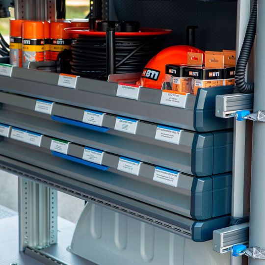 Mittels "mySortimo labels" lassen sich SR5-Komponenten im Konfigurator individuell beschriften. Mittels "mySortimo labels" lassen sich SR5-Komponenten im Konfigurator individuell beschriften.