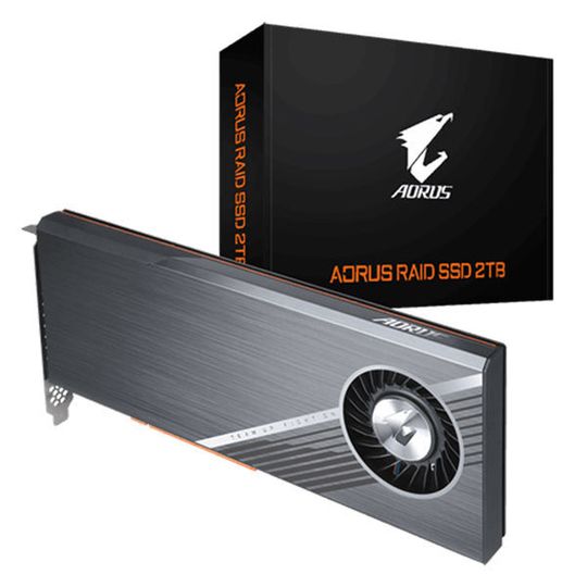 Die Gigabyte AORUS RAID SSD 2TB verbindet vier integrierte NVMe-SSDs zu einem RAID-Verbund. Die Gigabyte AORUS RAID SSD 2TB verbindet vier integrierte NVMe-SSDs zu einem RAID-Verbund.