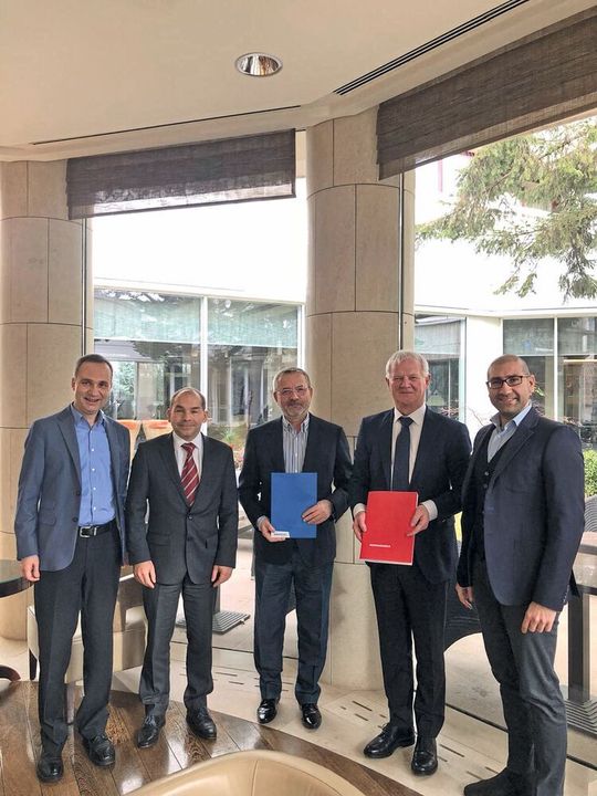 Yaskawa und Normandia bei der Partnervertragsunterzeichnung. Yaskawa und Normandia bei der Partnervertragsunterzeichnung.