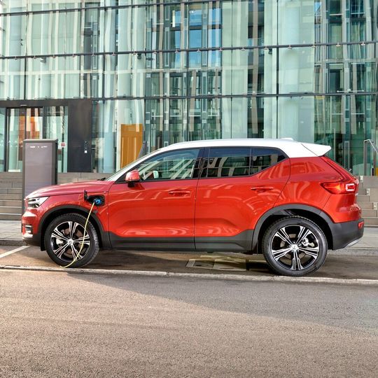 Der Volvo XC40 T5 Twin Engine fährt bis zu 50 Kilometer elektrisch. Der Volvo XC40 T5 Twin Engine fährt bis zu 50 Kilometer elektrisch.