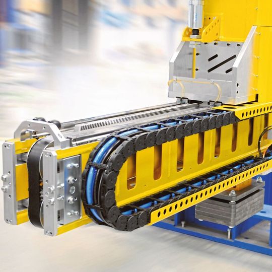 Wherever an axis moves, a cable carrier is installed — this is the only way to move products without coming into contact with lubricants. Wherever an axis moves, a cable carrier is installed — this is the only way to move products without coming into contact with lubricants.