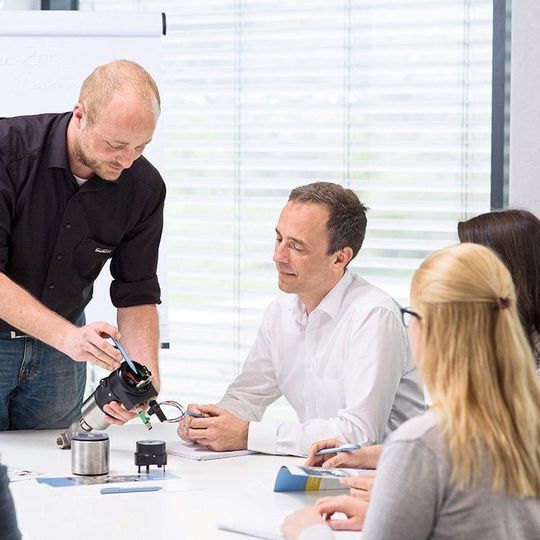 Zur Schulung gehört auch, dass die Teilnehmer selbst ein Magnetventil montieren sowie prüfen. Zur Schulung gehört auch, dass die Teilnehmer selbst ein Magnetventil montieren sowie prüfen.