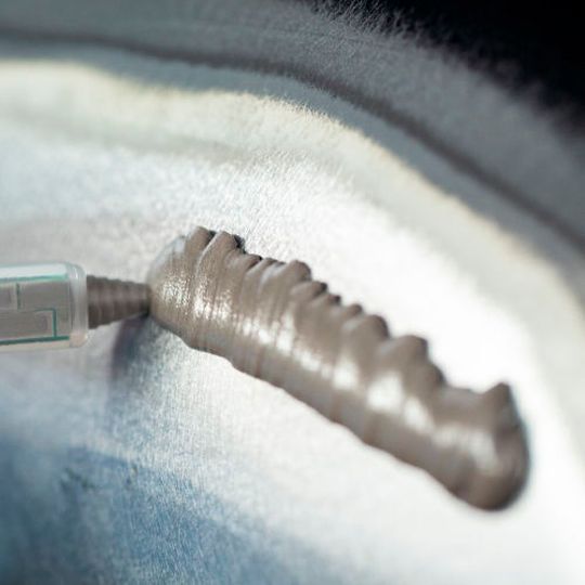 Nach Herstellerangaben ist Teroson EP-5020 einfach aufzutragen und ergibt ein optimales Substrat für den weiteren Arbeitsprozess. Nach Herstellerangaben ist Teroson EP-5020 einfach aufzutragen und ergibt ein optimales Substrat für den weiteren Arbeitsprozess.
