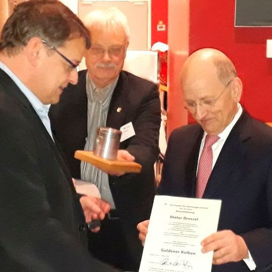 Der „Goldene Kolben 2020“ ging an Dieter Dressel (re.), dem Gründer und Betreiber des Museums „Central Garage“. Der „Goldene Kolben 2020“ ging an Dieter Dressel (re.), dem Gründer und Betreiber des Museums „Central Garage“.
