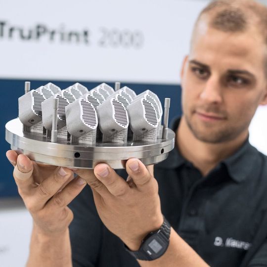 Filigrane Strukturen: Dank der auf 55 µm fokussierenden Laser fertigen die 3D-Drucker mühelos filigrane Bauteile, wie Wirbelsäulenimplantate, auch Spinal Cages genannt. Filigrane Strukturen: Dank der auf 55 µm fokussierenden Laser fertigen die 3D-Drucker mühelos filigrane Bauteile, wie Wirbelsäulenimplantate, auch Spinal Cages genannt.