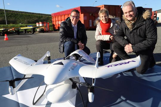 Ließen die Drohne gemeinsam steigen (v.l.): Prof. Dr. Kai-Oliver Schocke, Frankfurt UAS, Sylke Klein, Merck, und Stefan Nowak, Wingcopter.