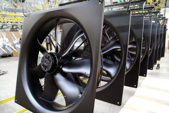 Besonders leise und dabei energieeffizienter als seine Vorgänger: Der Lüfter FE 2 Owlet wurde nach dem Vorbild eines Eulenflügels konstruiert. Besonders leise und dabei energieeffizienter als seine Vorgänger: Der Lüfter FE 2 Owlet wurde nach dem Vorbild eines Eulenflügels konstruiert.
