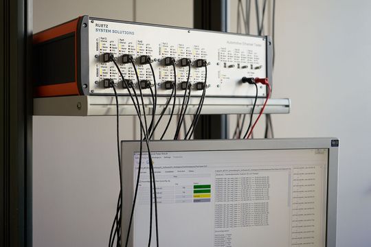 Automotive-Ethernet-Tester: Mit der Testplattform lassen sich unterschiedliche Auslastungs- und Geschwindigkeitszenarien generieren und aufzeichnen. Automotive-Ethernet-Tester: Mit der Testplattform lassen sich unterschiedliche Auslastungs- und Geschwindigkeitszenarien generieren und aufzeichnen.