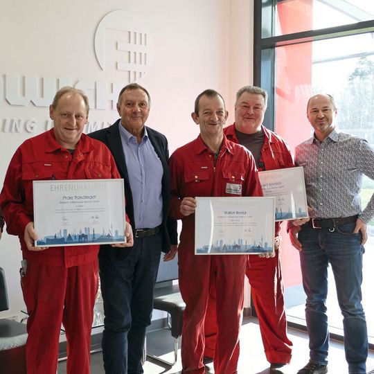 Celebrating 30 years of service: Franz Proschinger, Walter Herzig and Gerhard Bereiter beaming with their certificates of merit. Celebrating 30 years of service: Franz Proschinger, Walter Herzig and Gerhard Bereiter beaming with their certificates of merit.