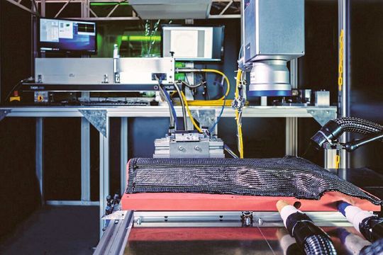 In Paris stellen die Aachener außerdem vor, wie mit einem robotergeführten Ultrakurzpulslaser (UKP-Laser) 3D-geformte CFK-Halbzeuge (Preforms) prozesssicher und effizient gebohrt werden können. In Paris stellen die Aachener außerdem vor, wie mit einem robotergeführten Ultrakurzpulslaser (UKP-Laser) 3D-geformte CFK-Halbzeuge (Preforms) prozesssicher und effizient gebohrt werden können.
