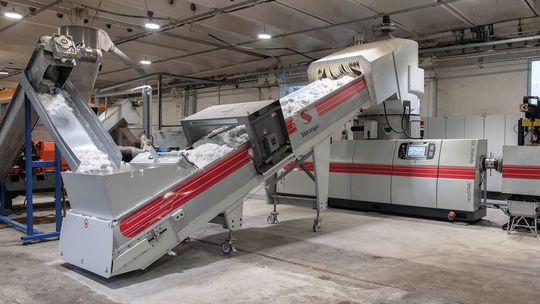 Eine der beiden Recyclinganlagen von Starlinger des Typs „recostar dynamic 105 C-VAC“, die jetzt beim Recycler Calex in Rumänien installiert wurden. Insgesamt sieben Starlinger-Systeme nutzt das Unternehmen jetzt, heißt es, um vor allem Post-Consumer-Folie wieder zu verwerten. Eine der beiden Recyclinganlagen von Starlinger des Typs „recostar dynamic 105 C-VAC“, die jetzt beim Recycler Calex in Rumänien installiert wurden. Insgesamt sieben Starlinger-Systeme nutzt das Unternehmen jetzt, heißt es, um vor allem Post-Consumer-Folie wieder zu verwerten.